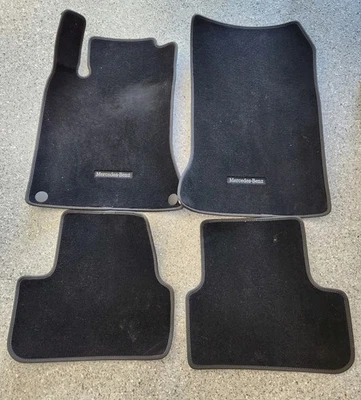 Juego de 4 alfombrillas Mercedes-Benz GLA250 OEM A11768046009J57 Foto 1 de 4