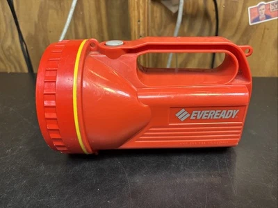 Linterna de batalla flotante de plástico rojo Eveready™ de colección de 6 V • Hecha en EE. UU. Foto 1 de 4
