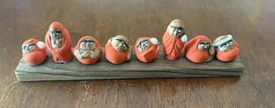 Juego de 8 muñecas Daruma japonesas vintage unidas a placa Foto 1 de 4