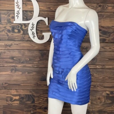 BCBGMaxAzria | Sin tirantes Sweetheart Bodycon volantes de sirena en capas azul satinado Foto 1 de 4