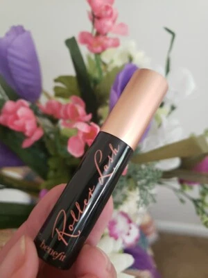 Máscara negra BENEFIT Roller Lash Super-Curling & Lifting tamaño de muestra 0,1 oz Foto 1 de 4