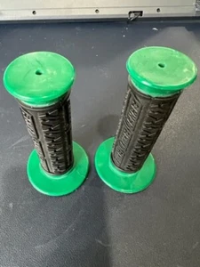 ! VINTAGE OLD SCHOOL NOS BLACK GREEN BMX BICYCLE GRIPS FITS GT MONGOOSE HUTCH - Picture 1 of 4