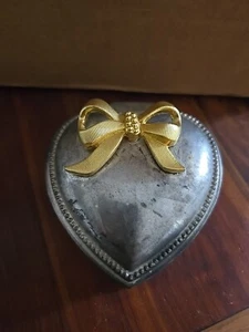 HERZFORM VERSILBERTE TRINKET BOX MIT SCHLEIFE OBEN ROTFUTTER - Bild 1 von 6