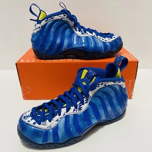 Herren Größe 5 - Nike Air Foamposite One Doernbecher 2023 (FD9714-400). - Bild 1 von 12