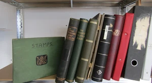 KARTON MIT 10 x VERSCHIEDENEN BRIEFMARKENSAMMLUNGEN IM REICH & WELT IN ALTEN ALBEN - Bild 1 von 6