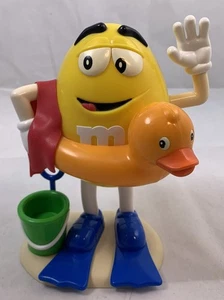 M&Ms Spender Figur Gelb Strand Ente Eimer Taucherflossen Candy Dispenser 2015 - Bild 1 von 9