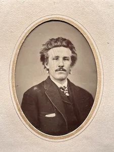 EXTREMELY RARE 1/6 PLATE TINTYPE - MAN WEARING A LARGE PAIR OF WOMAN'S EARRINGS - Picture 1 of 2