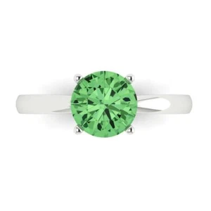 Anillo de compromiso solitario de 4 puntas con diamantes verdes Sim redondo de 1,5 quilates de oro blanco de 14 quilates - Imagen 1 de 11