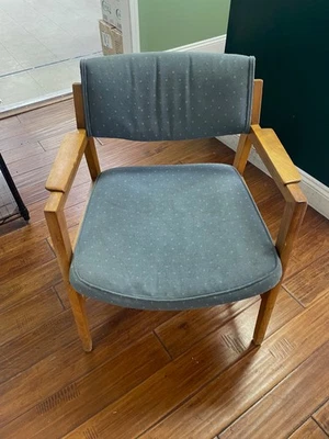 Juego de 4 sillas de oficina modernas danesas de teca de mediados de siglo usadas Foto 1 de 4