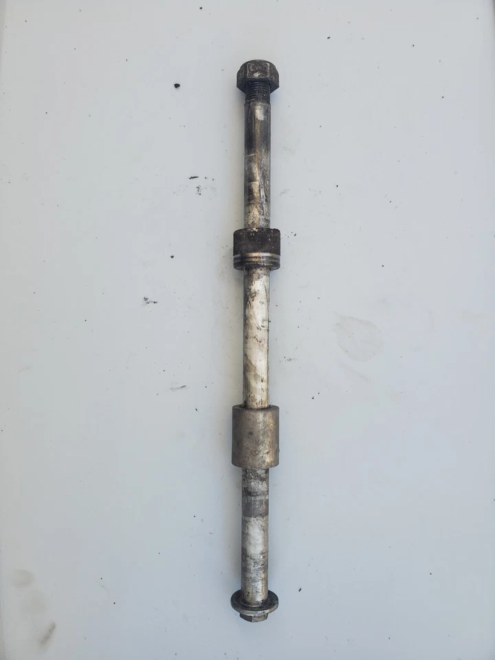 Eje rueda trasera Honda CB750 92 Nighthawk con espaciadores  Foto 1 de 1