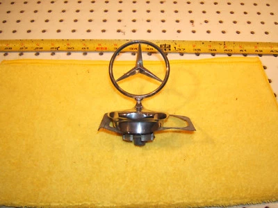 Capó delantero genuino Mercedes 70-71 W111 280SE 68-73 250C W114 cromo metal 1 estrella Foto 1 de 4
