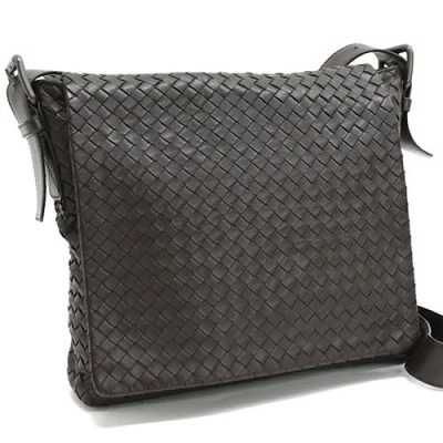 Bolso Bandolera Bottega Veneta Cuero Intrecciato Marrón Oscuro Hombres 99 Foto 1 de 4
