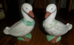 Agitadores de sal y pimienta florales de porcelana Bisque de colección buen estado - Imagen 1 de 5