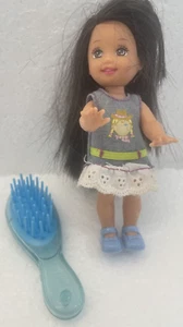 Vintage 1994 Mattel Barbie Kelly bambola bruna occhi marroni vestito scarpe spazzola per capelli - Foto 1 di 11
