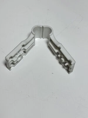 Abrazadera vertical Closetmaid en soporte de varilla de extremo de alambre Foto 1 de 4