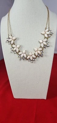 Vintage, flores rosa claro y pedrería blanca. Collar estilo gargantilla Foto 1 de 4