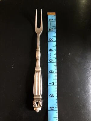 Вилка для холодного мяса Georg Jensen с желудевым узором из чистого серебра 2 зубца - 9 дюймов - Изображение 1 из 2