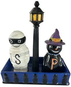 Grasslands Road Halloween Salt & Pepper Shakers On Tray w Lamp Post - Picture 1 of 8