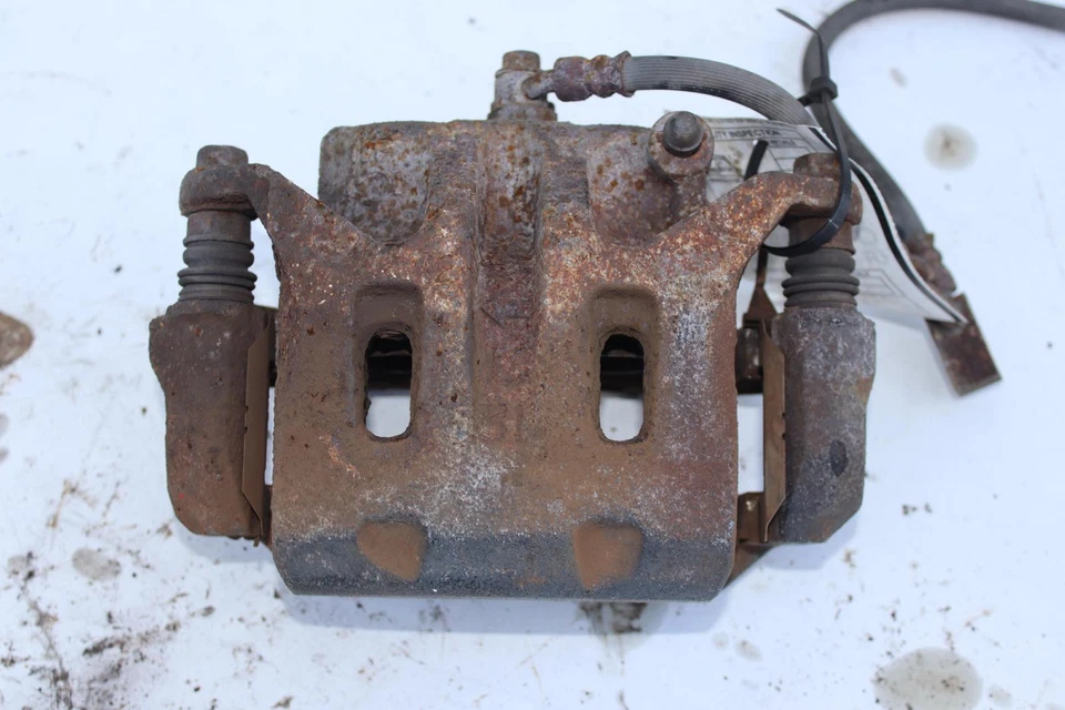 Pinza de freno delantera izquierda Infiniti Q45 M45 2002 con manguera OEM Foto 1 de 3