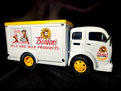 Danbury Mint 1955 Borden's Milk Delivery Truck 1:24 Scale  Inv. #4683 - Image 1 of 4