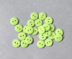 24 Pezzi Bottoni a 2 Fori Finitura Verde Lime Opaca 1/2" - Foto 1 di 1