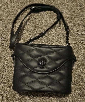 Cartera bandolera acolchada Betsey Johnson negra con calavera Foto 1 de 4