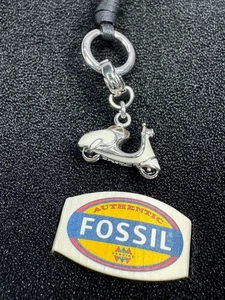 original FOSSIL LEDERBAND HALSKETTE mit VESPA ROLLER ANHÄNGER in original Box - Picture 1 of 7
