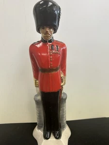 "Decantador vintage de 17"" Windsor Supreme whisky canadiense Royal Guard Soldier". - Imagen 1 de 9