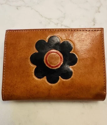 Cartera de cuero marrón flor en relieve con monedero Foto 1 de 4
