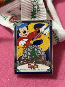 Spilla e cordino Disney Epcot Vacanze in giro per il mondo Topolino  - Foto 1 di 2