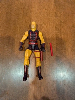 Figura Daredevil Walgreens roja y amarilla de Marvel Legends incompleta suelta Foto 1 de 4