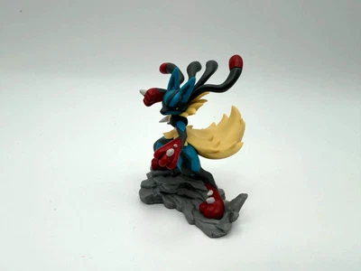 Pokemon TCG - Mega Lucario ex coleção de bonecos exclusiva - Apenas boneco - Imagem 1 de 2