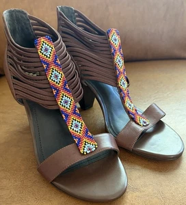 Neu ohne Etikett Vince Camuto Perlen T-Riemen Kegelabsatz Sandalen braun Größe 9B/EU 39 - Bild 1 von 6
