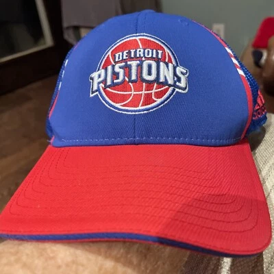 Boné elástico Detroit Pistons Hat Adidas OSFM azul/vermelho time oficial da NBA - Imagem 1 de 4