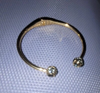 Brazalete con bisagras Kate Spade tono dorado con deslumbrantes extremos de bola Foto 1 de 4