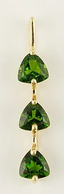 Colgante de circonita cúbica verde de tres piedras de oro amarillo de 10k Foto 1 de 4