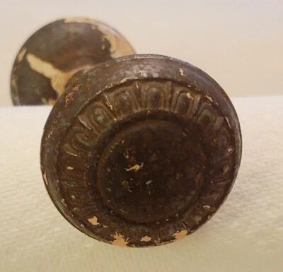 Perillas de puerta victorianas y husillo de metal ornamentado vintage pintura blanca chippy Foto 1 de 4