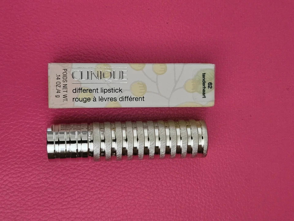 Lápiz labial CLINIQUE DIFFERENT ~ elegir tono ~ tamaño completo .14 oz/4 g ~ nuevo en caja Foto 1 de 1