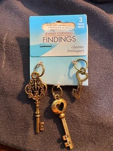 Jewelry Essentials Findings 3 Piece Old Fashioned Key Charms Silver NEW - Picture 1 of 1