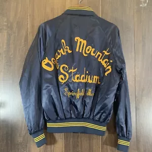 Giacca vintage Ozark Mountain Stadium Springfield Mo Chainsch raso nylon MVP USA - Foto 1 di 12