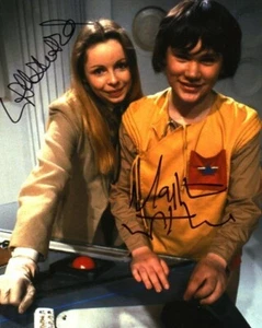 Doctor Who Autograph: LALLA WARD & MATTHEW WATERHOUSE (Full Circle) Signed Photo - Foto 1 di 1