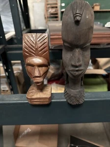 Statue tribali in legno massello intagliato a mano lotto di 2 - Foto 1 di 5