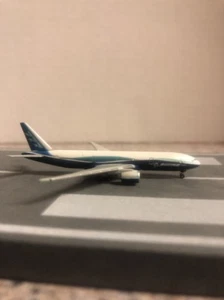Hogan 1:1000 scale diecat model B 777-2LR Commercial Airliner - Picture 1 of 8