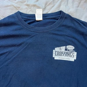 Camiseta The Crossings Student Living Talla Grande Azul Gildan Gráfico Sacramento - Imagen 1 de 9