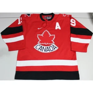 Camiseta deportiva vintage del equipo Canadá 2002 Juegos Olímpicos Steve Yzerman #19 local mediana Nike roja - Imagen 1 de 9