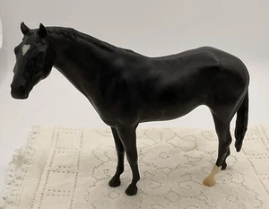 Cavallo Breyers 8" Reeves marrone scuro in piedi uno zoccolo bianco viso dipinto - Foto 1 di 9