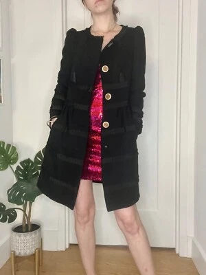 Abrigo Leifsdottia negro con botones con interior de seda y bolsillos de terciopelo Foto 1 de 4