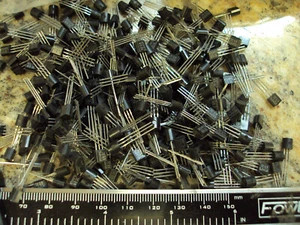 4m 100-pcs DIP Transistors 2N3904 TO-92 NPN 40V/200mA Copper Feet Triode - Picture 1 of 1