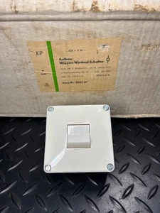 Neu DDR Aufputz Wippen Wechsel Schalter 10A 250V IP55 Lichtschalter 2 Öffnungen - Bild 1 von 8