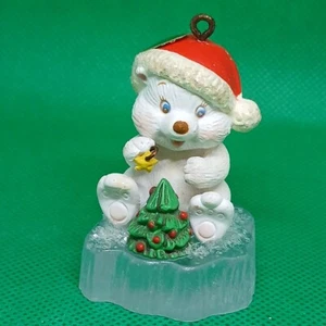 Tarjetas Carlton reliquia 1991 ornamento oso polar sobre hielo “LA MARAVILLA DE LA NAVIDAD” - Imagen 1 de 4